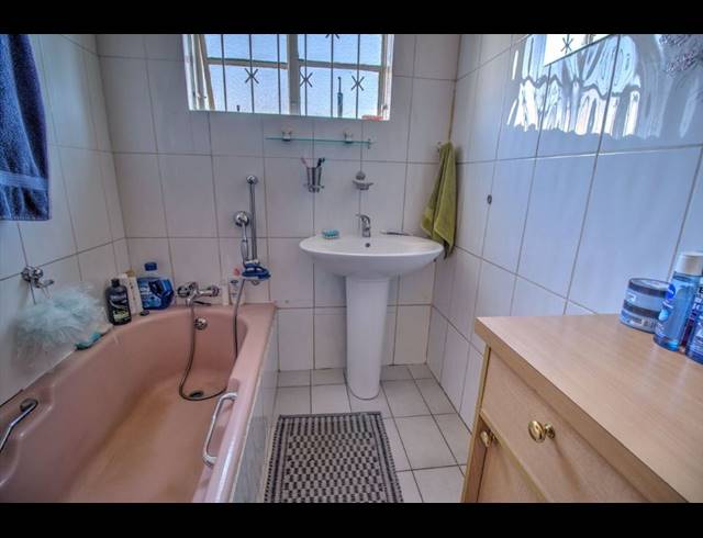 4 BEDROOM FREESTANDING FOR SALE IN KEMPTON PARK EXT 2